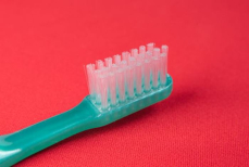 Где нельзя держать зубную щетку. Три места в ванной, которые делают ее опасной