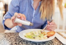 Пять хитростей, чтобы есть меньше соли