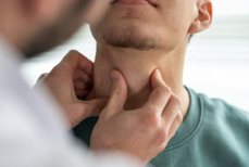 Какие симптомы указывают на сбой в работе щитовидной железы — рассказала врач