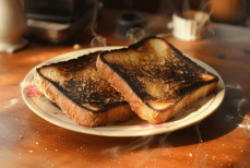 Как вернуть свежесть подгоревшему тосту за три секунды — простой лайфхак без ножа