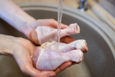 Ученые поставили точку — нужно ли мыть курицу перед приготовлением или нет