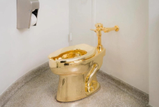 На торгах Sotheby’s в ноябре будет выставлен золотой унитаз