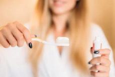 Какую зубную щётку лучше выбрать, чтобы не повредить эмаль