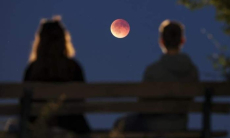 Почему так трудно сделать фотографию Луны с помощью телефона