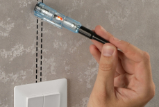 Как найти скрытую проводку в стене без индикаторной отвёртки