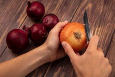 Не стоит выбрасывать луковую шелуху. Вот чем она полезна