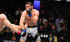 Ислама Махачева «нокаутировали» в бою за титул чемпиона UFC