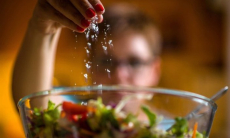 Какие болезни вызывают желание есть соленую пищу