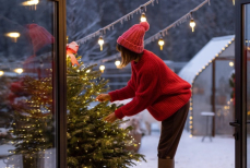 Чем опасна слишком ранняя подготовка к зимним праздникам, рассказали ученые