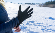 Врач предупредила о серьезных последствиях хождения без перчаток зимой