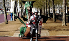 В доспехах, босиком и жонглируя. Шесть самых невероятных беговых рекордов