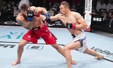 Зарубой с нокдауном обернулся бой казахстанца с Топурией в UFC