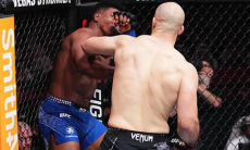 Зверским нокаутом завершился бой турнира UFC с участием двух казахстанцев. Видео