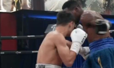 Нокаутом во втором раунде закончился бой непобеждённого боксёра из Узбекистана за титул. Видео