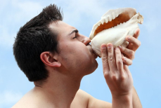 Учёные выяснили, как дудение в раковину помогает лучше спать