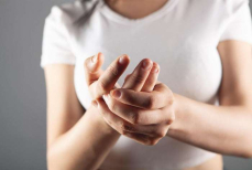 С чем может быть связано онемение рук? Рассказал врач