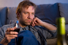 Ученые рассказали, в каком возрасте алкоголь опаснее всего для мозга