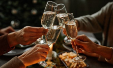 Нарколог предупредил некоторых людей об особой опасности шампанского