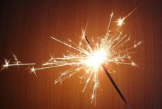 Чем опасны бенгальские огни — рассказал врач