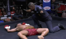 17-летний казахстанец оформил нокаут локтем и завоевал титул. Видео