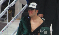 Непобеждённый боксёр в третьем бою в профи нокаутировал и отправил на пенсию экс-чемпиона мира. Видео