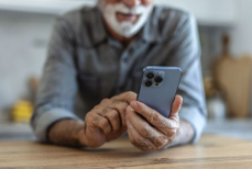Исследование показало неожиданную пользу смартфонов для мозга пожилых людей