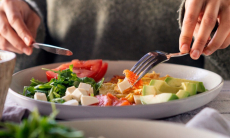 Пропуск завтрака замедляет метаболизм и вызывает переедание