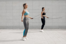 Это упражнение сжигает калории и укрепляет мышцы. Можно выполнять где угодно