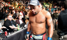 «Он ткнул меня в лицо, и я ударил его». Легенда UFC рассказал о безумии в Дагестане 