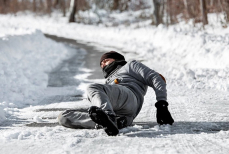 Чем смазать подошву, чтобы не скользить зимой — проверенные методы