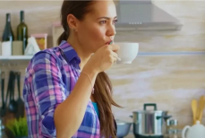 Врачи назвали самый полезный напиток для кишечника — избавит от вздутия и спазмов