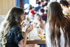 Врач назвала недуг, при котором нельзя запивать еду водой