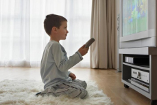 Телевизор «для фона» может замедлить развитие ребенка — эксперт