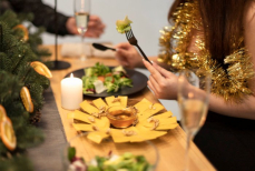 Что делать, если заболел желудок во время новогоднего застолья