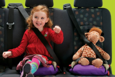 Почему ремень безопасности опасен для детей без спецкресла