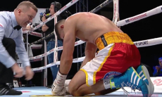 Нокаутом после трёх нокдаунов закончился бой за титул WBA в весе Алимханулы. Видео