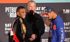 Чемпион мира провёл дуэль взглядов с новым соперником после срыва боя против Алимханулы. Видео