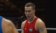 Нокаутом закончился первый бой казаха из сборной Узбекистана на ЧМ-2025 по боксу. Видео