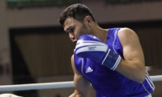 Нокаутом после трёх нокдаунов закончился бой титулованного казахстанского боксёра на ЧМ-2025. Видео