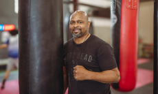 Рой Джонс успокоил Жанибека Алимханулы после допинг-скандала