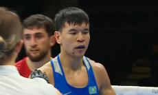 Разгромом с нокдаунами закончился первый бой Аблайхана Жусупова на ЧМ-2025 по боксу