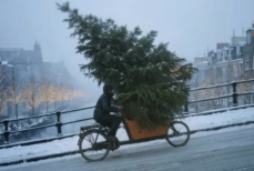 McDonald’s показал честный ИИ-ролик о предновогодней суете — никакой сказки. Видео