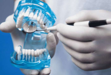 Стоматолог объяснил, могут ли импланты увеличить риск рака