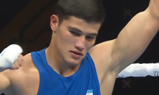 Чемпион мира из Узбекистана выиграл третий бой подряд на ЧМ-2025 по боксу