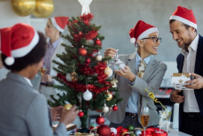 Новогодняя традиция, которая приводит к обидам — чем опасен «Тайный Санта» на работе