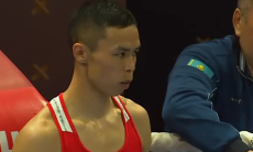 Разгромом с нокдаунами обернулся бой Сакена Бибосынова на ЧМ-2025 по боксу