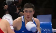 Разгромом с нокдаунами обернулся первый бой Казахстан — Узбекистан на ЧМ-2025 по боксу