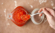 Кому следует отказаться от красной икры