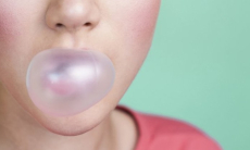 Опасно ли проглатывать жвачку