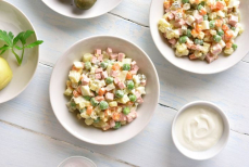 Кому стоит быть осторожнее с салатом «Оливье»